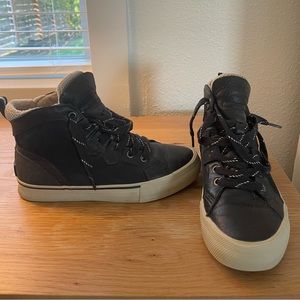 Mens size 7 Sorel Caribou Storm Sneaker Mid WP